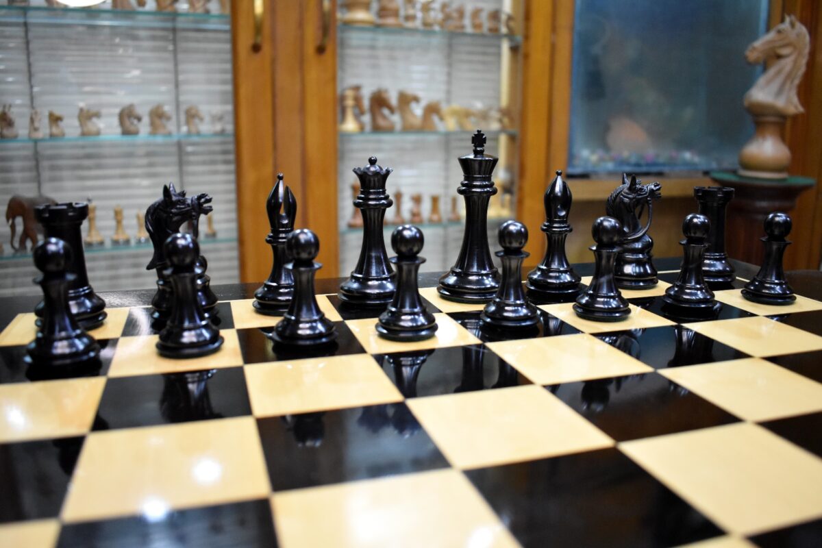 Antarctica Series Chess Pieces Boxwood & Ebony 4" King-3030