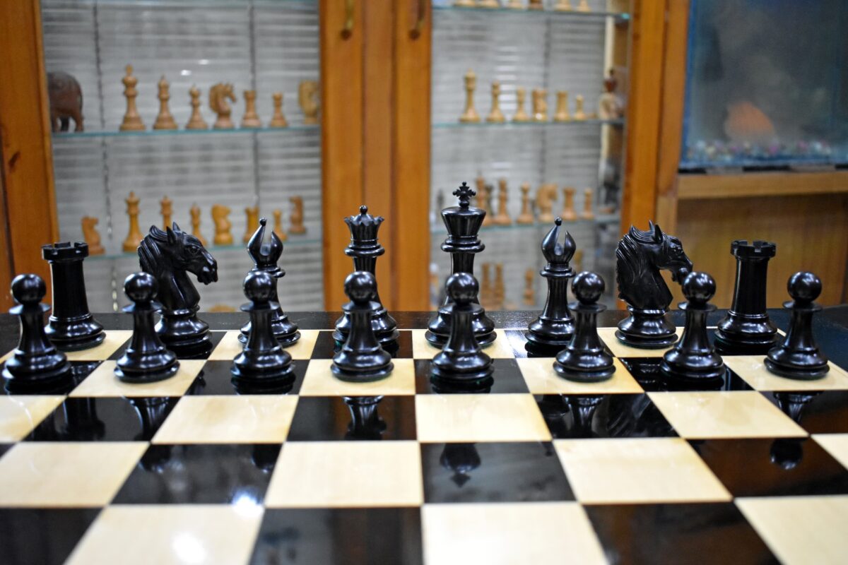 Ambassador Series Chess Pieces Boxwood & Ebony 3.75" King-3048