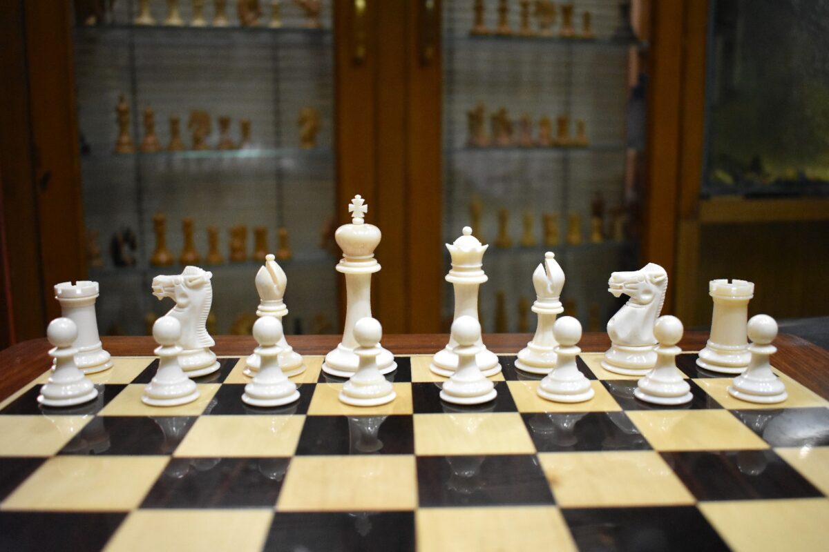 The Bone Staunton Chess Pieces Natural Bone & Black 3.5" King-3057