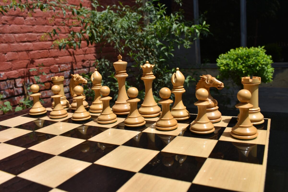 The Mustang Series Chess Pieces Boxwood & Ebony 4.4" King-2625