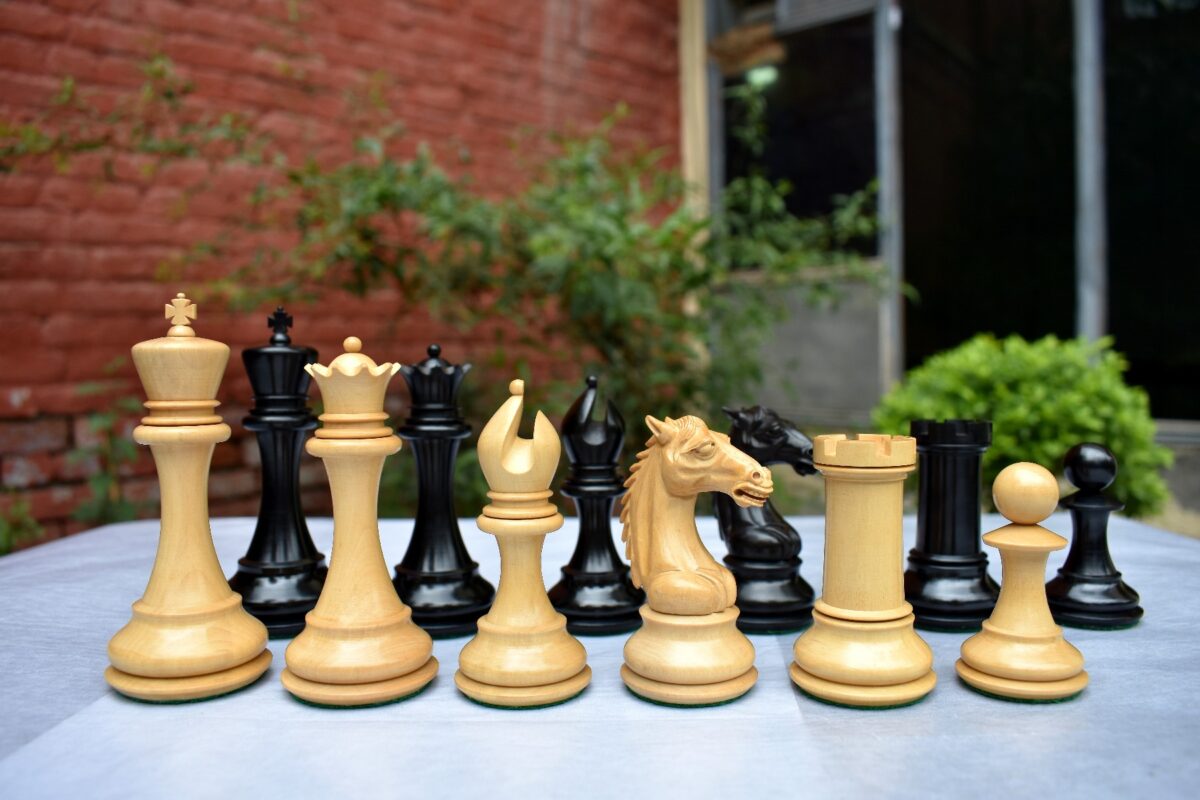 The Mustang Series Chess Pieces Boxwood & Ebony 4.4" King-2619