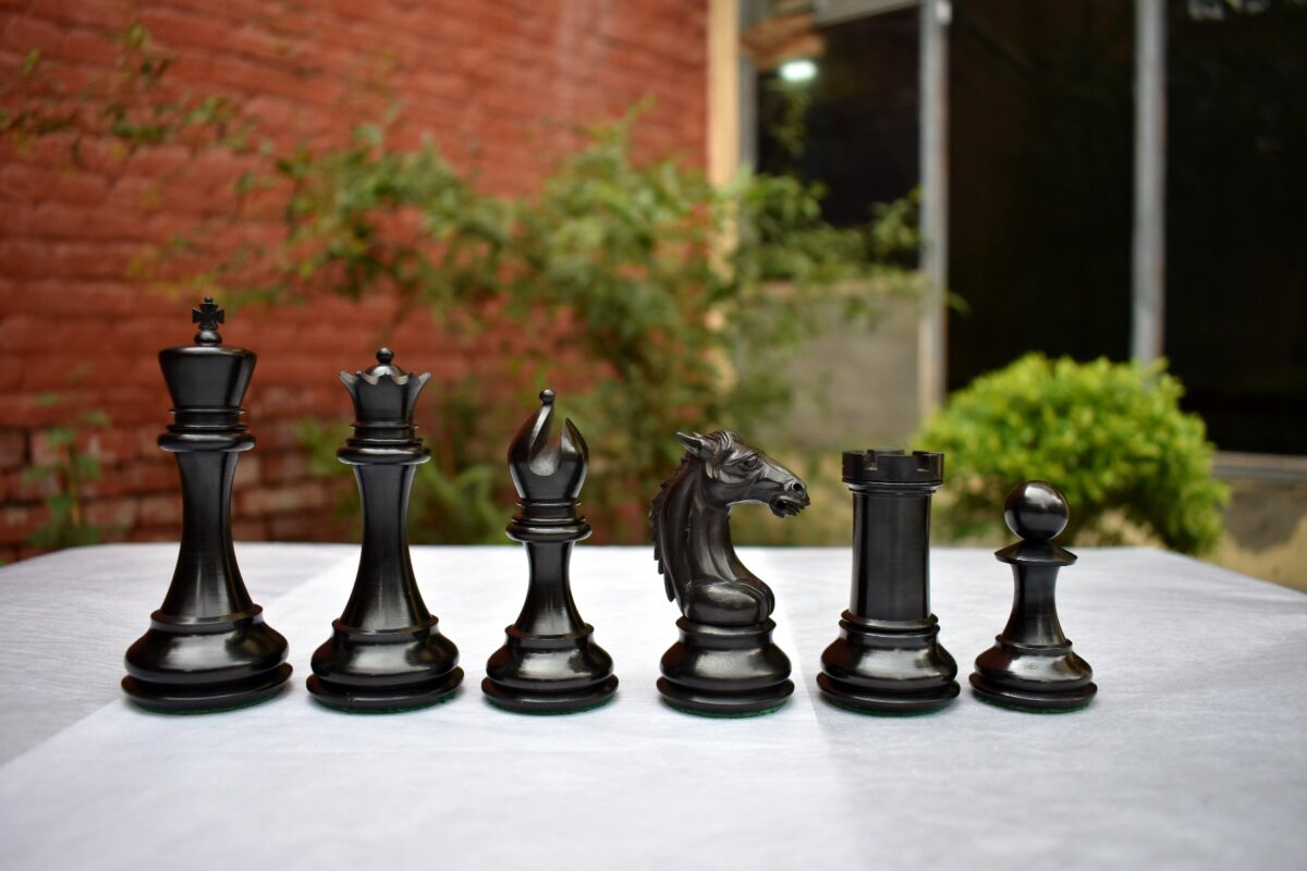 The Mustang Series Chess Pieces Boxwood & Ebony 4.4" King-2621