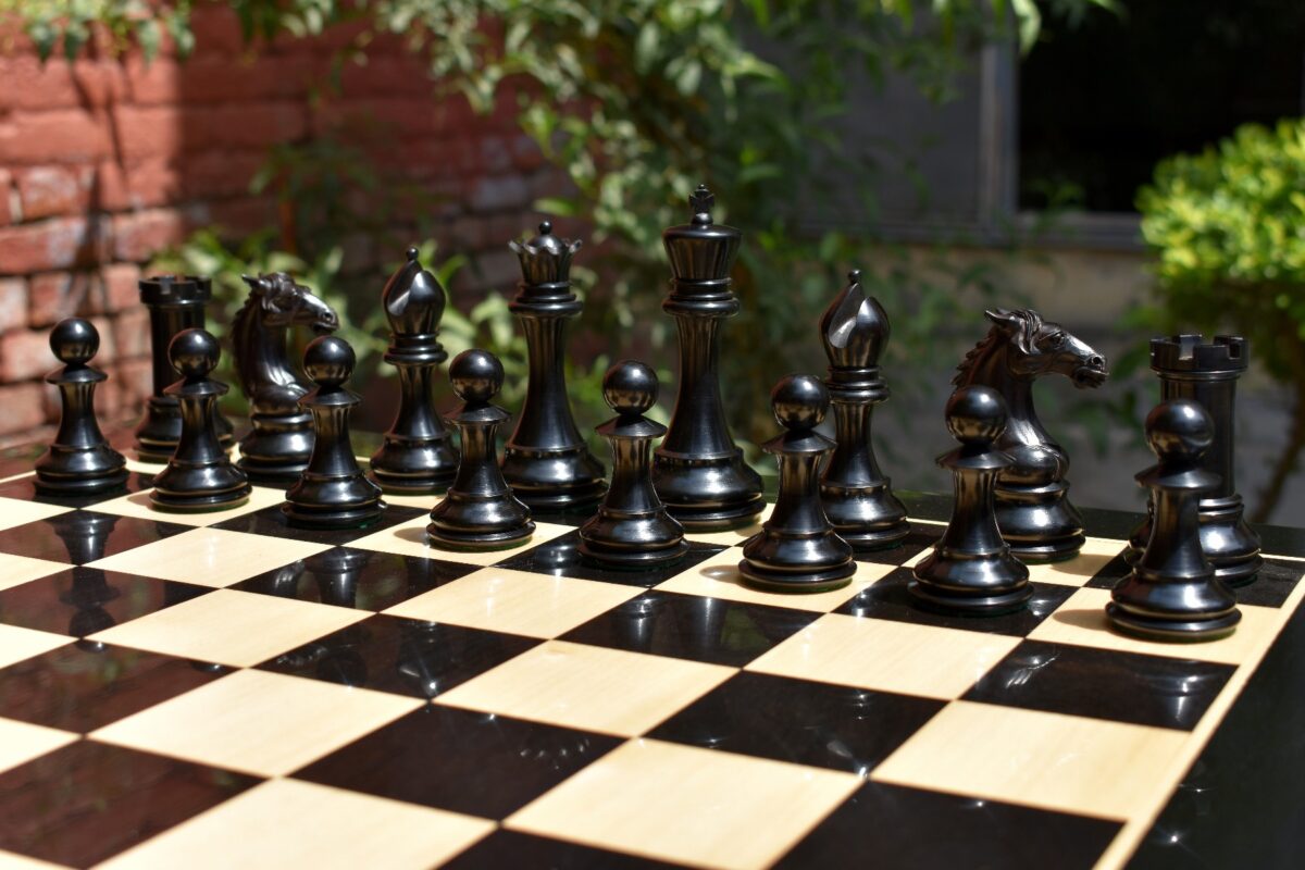 The Mustang Series Chess Pieces Boxwood & Ebony 4.4" King-2628