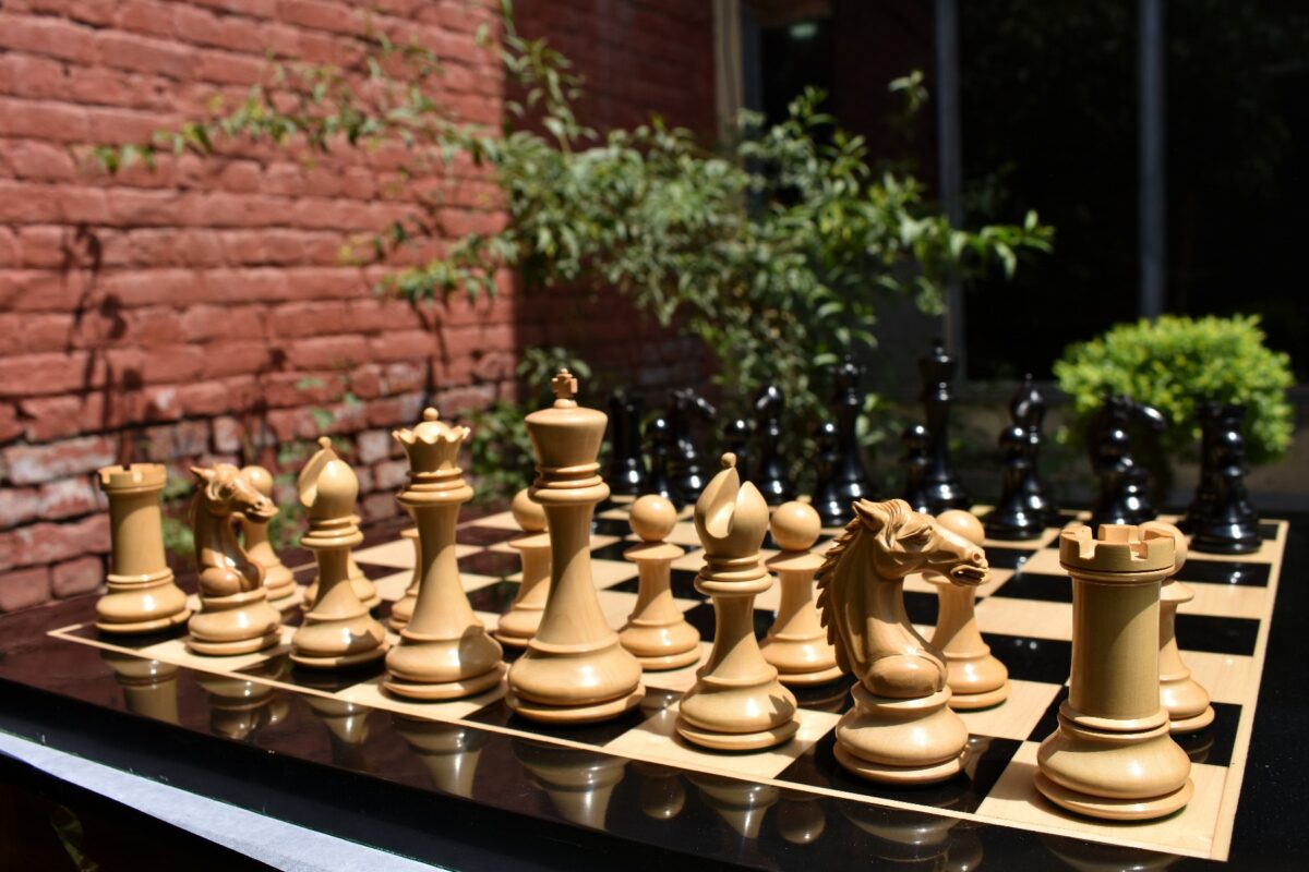 The Mustang Series Chess Pieces Boxwood & Ebony 4.4" King-2627