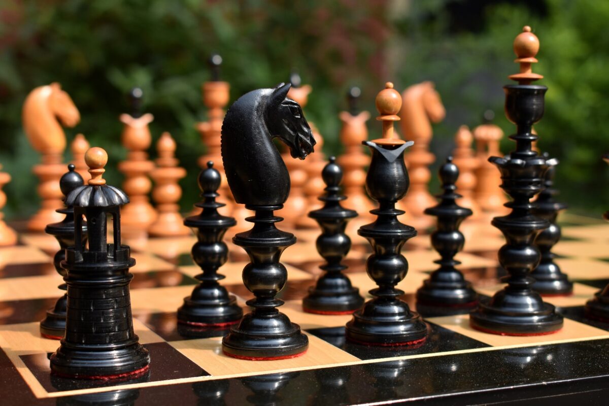 The Selenus Series 18th Century Chess Pieces Antiqued Boxwood & Ebony 4.4" King-2083