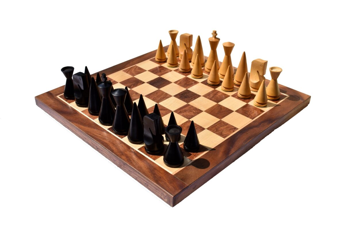 The Classic Art Series Chess set Boxwood & Ebonized 3.9" King with 1.75" Square Chess Board-6225