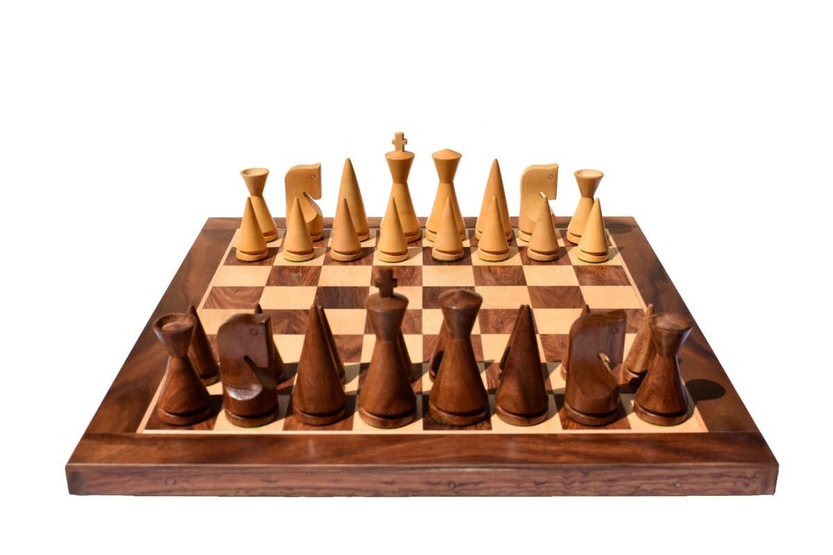 The Classic Art Series Chess set Boxwood & Sheesham 3.9" King with 1.75" Square Chess Board-6217